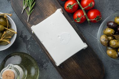 Yunan salatasının ana malzemesi, taze zeytin karışımı, beyaz peynir, domates, gri arka planda, düz yatak.