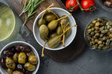 Akdeniz zeytinleri ve otlu kapari, gri arka planda, üst manzara