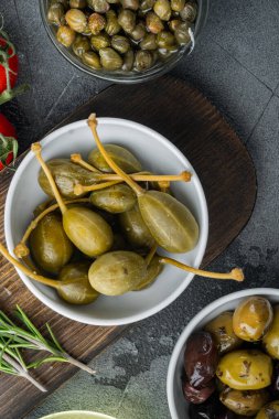 Akdeniz zeytinleri ve otlu kapari, gri arka planda, üst manzara