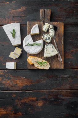 İspanyol yemeği, et çerezi, şifalı otlar, koyu ahşap arka planda, metin için metin alanı olan düz yataklar.