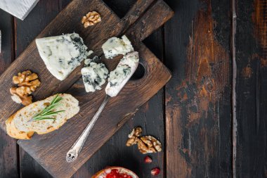 Gorgonzola peyniri seti, koyu ahşap zemin üzerinde, metin için fotokopi alanı ile üst görünüm
