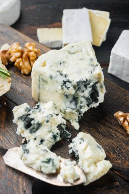 Lezzetli mavi peynir seti, koyu ahşap arka planda.