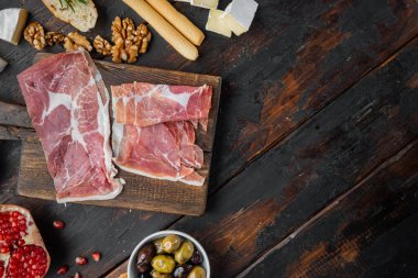İtalyan antipasto hamon seti, koyu ahşap arkaplan, metin için kopya alanı ile üst görünüm