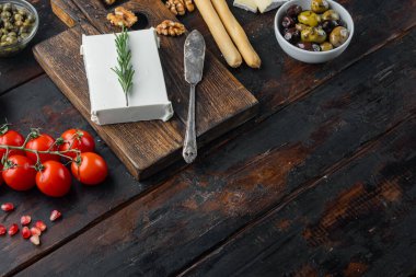 Yunan salatası ana malzemeleri, taze zeytin karışımı, feta peyniri, domates, koyu ahşap arka planda metin için fotokopi alanı