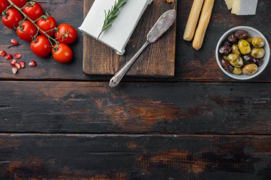 Yunan salata malzemeleri seti, koyu ahşap arka planda, metin için fotokopi alanı ile düz yatıyordu