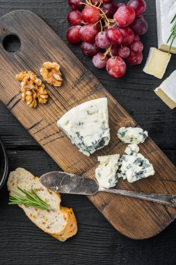 Danimarka peyniri dilimi, siyah ahşap masa, üst manzara.