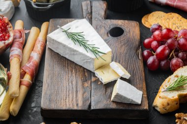 Krem peynirli krem peynir seti, siyah arka planda.