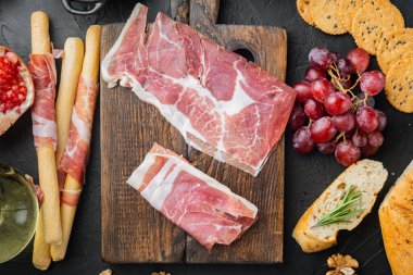 Lezzetli haon seti, siyah zemin üzerinde, düz yatıyordu.