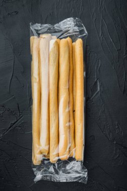 Ekmek çubukları, zeytinyağlı, siyah arka planda, düz uzanmış