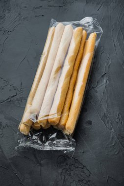 Ekmek çubukları, zeytinyağlı, siyah arkaplanda.