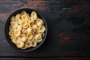Durum buğday irmikli makarna, eski ahşap masa üzerinde, metin için kopya alanı ile üst görünüm