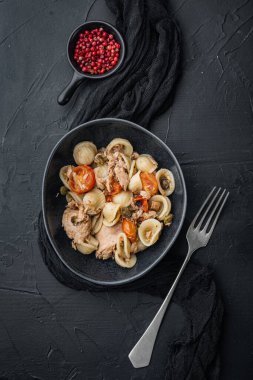 Durum buğdaylı irmikli ton balıklı makarna, siyah arka planda, üst görünümde.