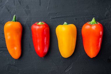 Tatlı biber seti, siyah arkaplan, üst manzara