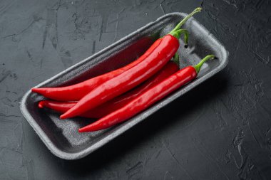 Siyah arka planda olgun kırmızı biber seti.