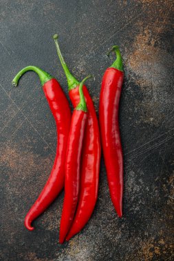 Olgun kırmızı biber seti, eski koyu rustik arka plan, üst görünüm veya düz yatıyordu