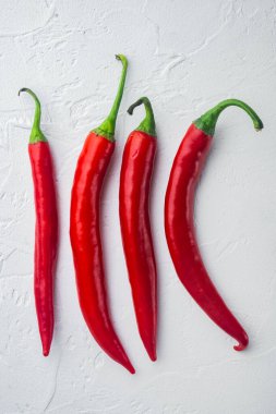 Kırmızı biber seti, beyaz arka plan, üst görünüm ya da düz yatış