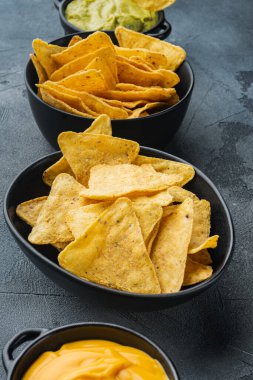 Gri arka planda soslu Meksika cipsi.