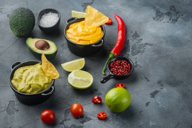 Geleneksel Meksika tacoları için yeşil guacamole ve sarı peynirli sos.