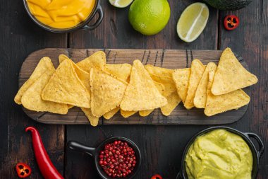 Meksika cipsleri sos soslu, eski ahşap masa, üst ya da düz yatıyordu