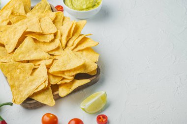 Nacho ile ev yapımı guacamole ve peynir sosu, beyaz arka planda metin için fotokopi alanı