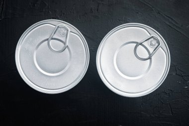 Konserve sos tenekesi, siyah arkaplan, üst görünüm veya düz yatar