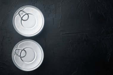 Konserve teneke kutu, siyah arkaplan, üst görünüm veya düz metin için kopyalama alanı ile yatar