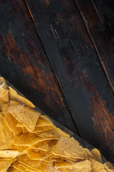 Tortilla Mexicana Nachos Chips Bolsa Plástico Sobre Mesa Madera Vieja — Foto de Stock