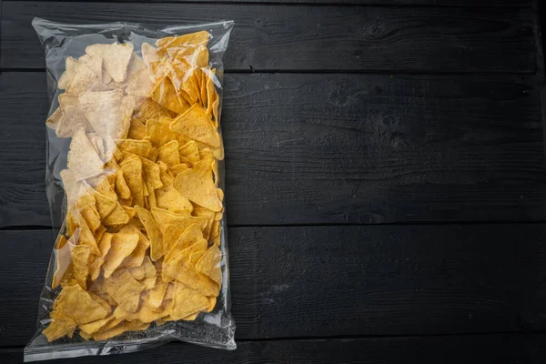 Maíz Tradicional Triángulo Nachos Transparente Paquete Sobre Fondo Madera Negro — Foto de Stock