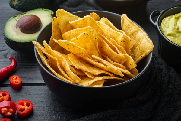 Meksika cipsi soslu, siyah ahşap arka planda.