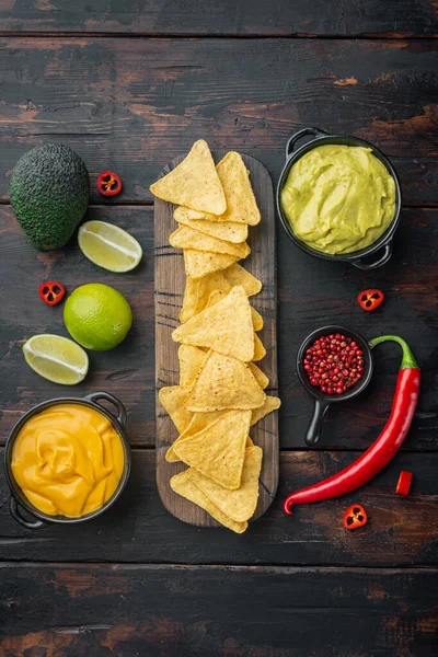 Nachos Chips Maíz Con Salsa Salsa Tradicional Vieja Mesa Madera — Foto de Stock