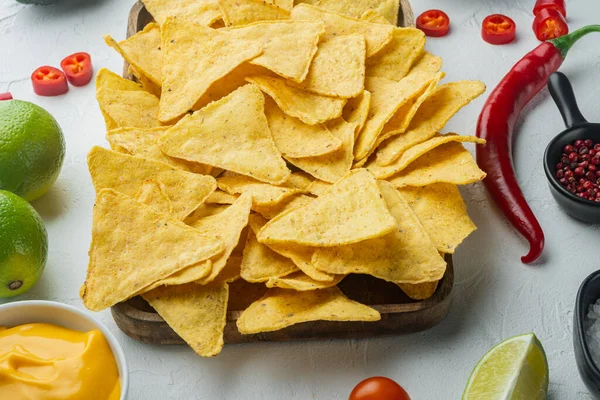 Parti için atıştırmalık, cips, soslu nacho, beyaz arka planda.