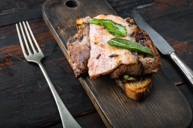 Karaciğer pastırması ve soğanlı ekmek, ahşap arka planda servis edilir..