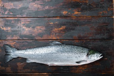 Ahşap zemin üzerinde tam ham somon, metin için boşluk ile üst görünüm.