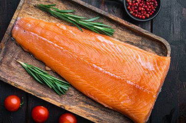 Tahta tahtada taze çiğ somon balığı filetosu..