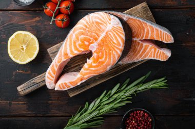 Otlu çiğ alabalık bifteği, eski ahşap masa, düz manzara..