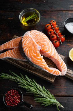 Bitkilerle çiğ somon bifteği, eski ahşap masada..