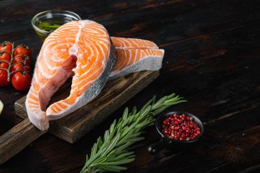 Eski ahşap masada, otlu çiğ alabalık eti..