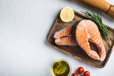 Otlu çiğ alabalık bifteği, beyaz arka planda, düz manzaralı metin için yer..