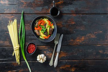 Sığır etli Asya eriştesi, eski ahşap masa üzerinde yazı için üst görünüm