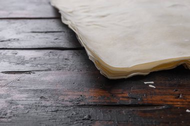Filo hamuru eski koyu ahşap masa manzarasında yemek pişirmek için.