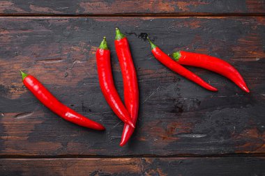 Red Hot Chili Peppers eski siyah ahşap masa üstü manzaralı