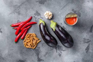 Patlıcan makarna, biberli domates sosu ve gri arka plan manzarası.