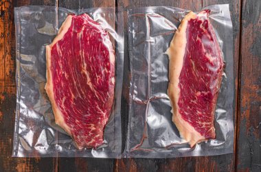 Koyu eski ahşap masada yemek pişirmek için Picanha bifteği.