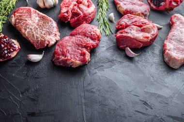 Alternatif biftek dilimleri, üst bıçak, rulo ve kalça bifteği, metin için boşluk ile yan görünüm