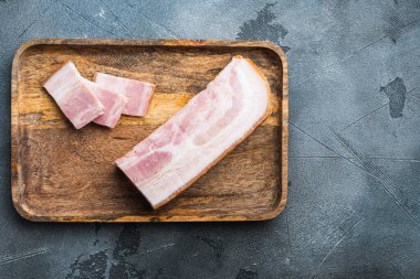 Pastırma pancetta kesilmiş ve dilimlenmiş gri desenli arkaplan, üst görünümü metin için boşluk.