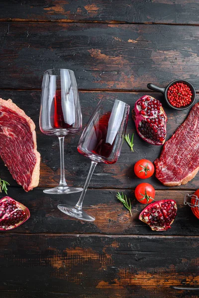 Dois Copos Vinho Tinto Perto Bifes Crus Com Temperos Sobre — Fotografia de Stock