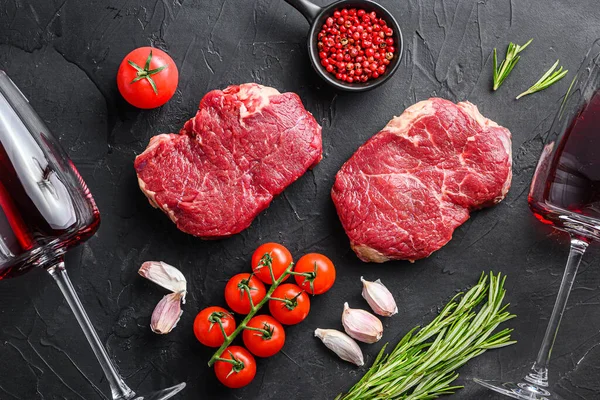 Filetes Rump Crudos Cortes Orgánicos Carne Res Cerca Copas Vino —  Fotos de Stock