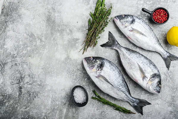 Peces Dorados Dorados Crudos Con Hierbas Para Asar Sobre Fondo — Foto de Stock