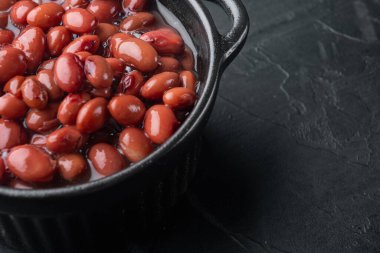 Siyah zemin üzerinde Azuki kırmızı fasulyeleri metin için kopyalama alanı ile