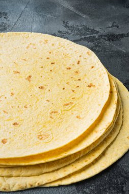 Metin için kopyalama alanı olan gri arkaplan üzerinde mısır tortilla düz